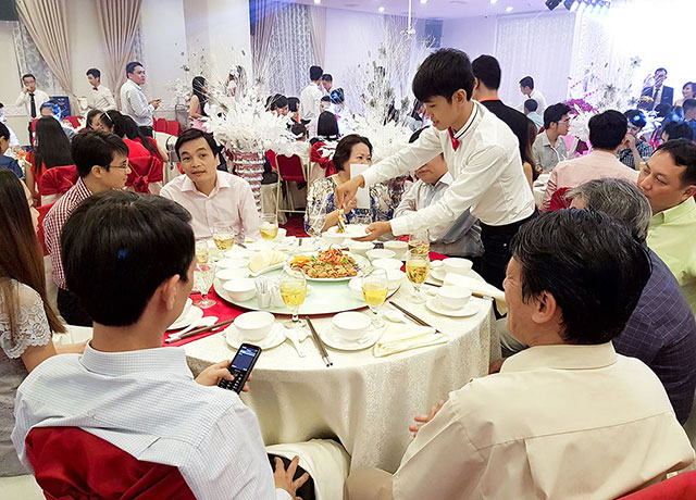 Kinh nghiệm sắp xếp bàn ghế nhà hàng tiệc cưới phù hợp